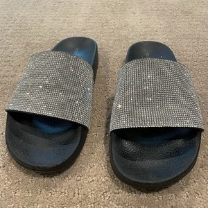 Steve Madden- girls edition- slides